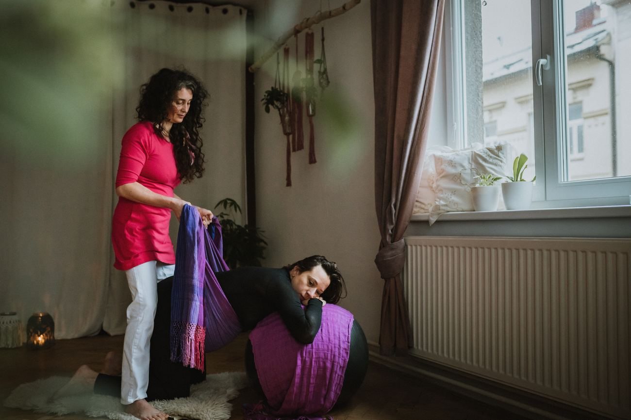 Poporodní péče – rebozo závinování